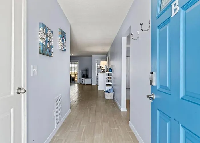 Charming And Delightful Getaway! Walk To Beach